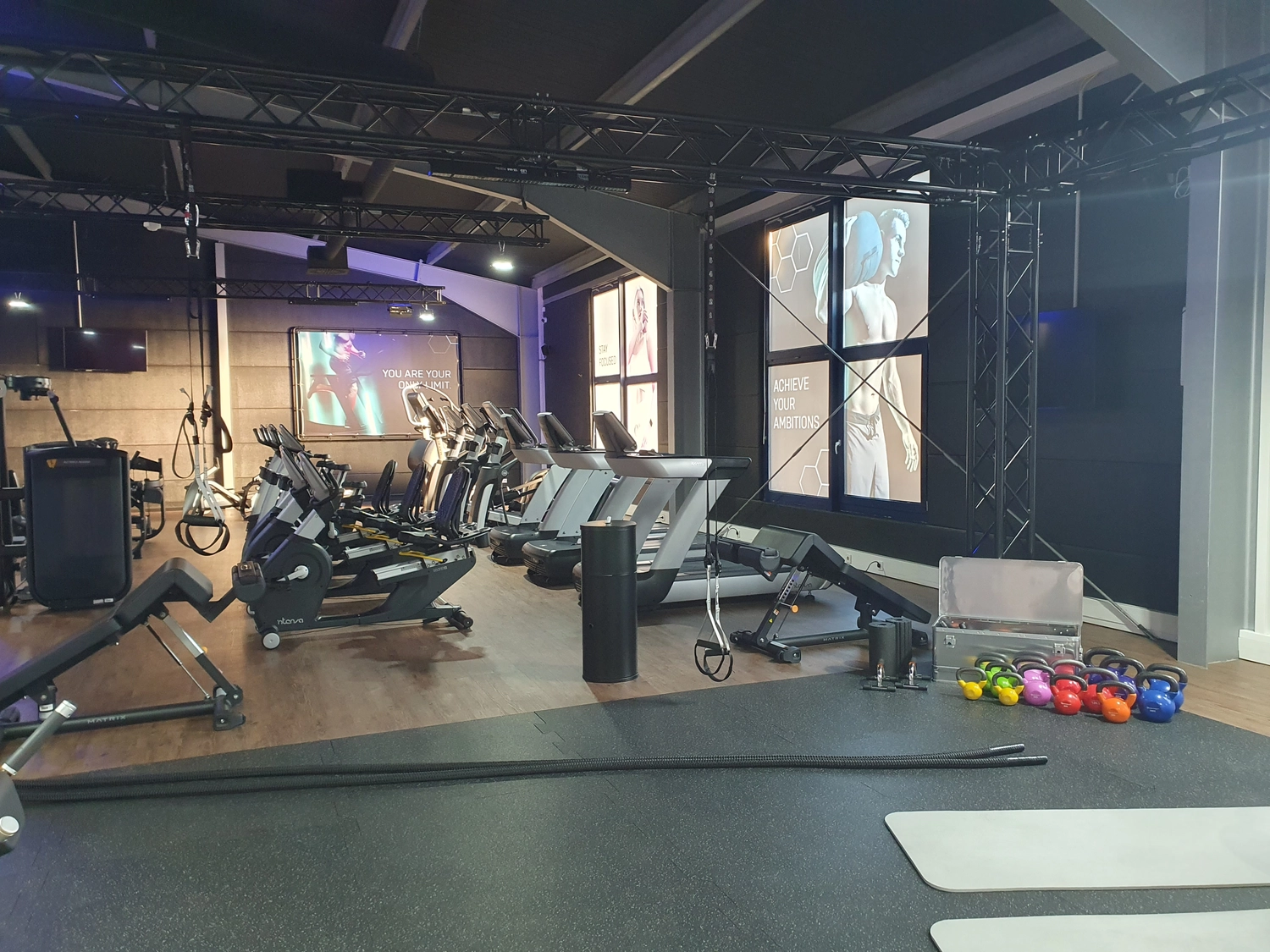 Revive Universal Gym UG – Fitnessstudio – Fitnessgeräte im Fitnessraum