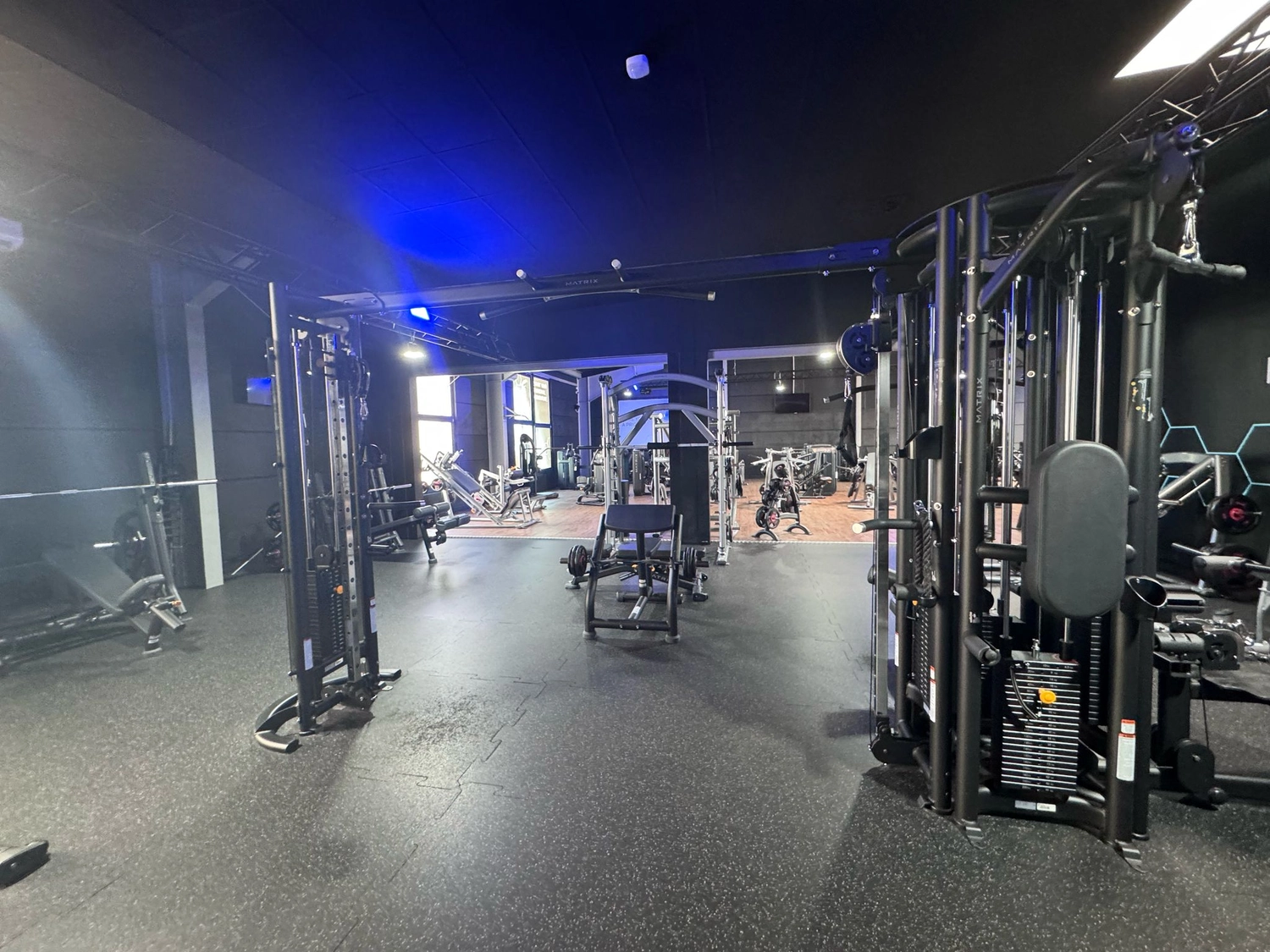 Revive Universal Gym UG – Fitnessstudio – Fitnessgeräte im Fitnessraum