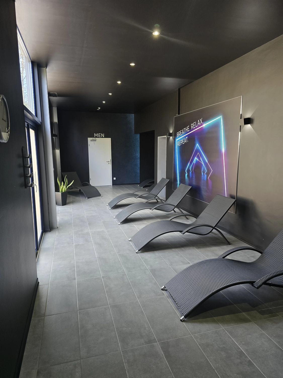 Revive Universal Gym UG – Fitnessstudio – Wartebereich mit Sitzgelegenheiten