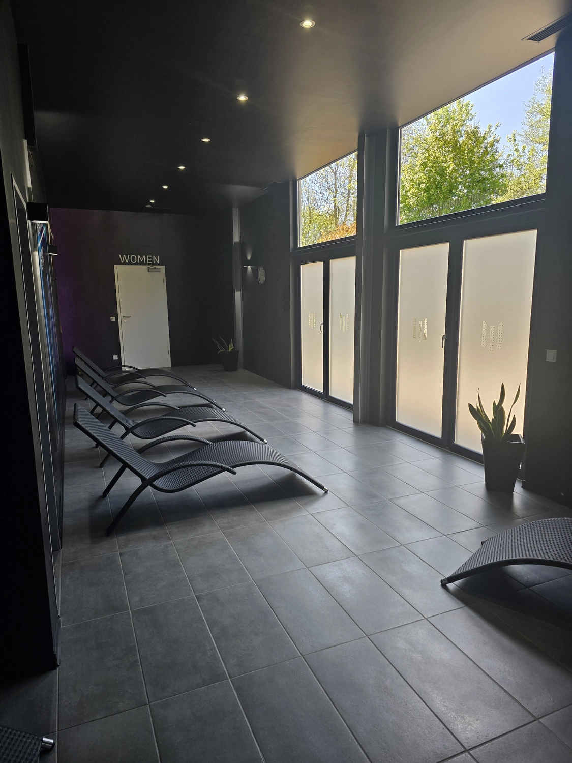 Revive Universal Gym UG – Fitnessstudio – Wartebereich mit Sitzgelegenheiten