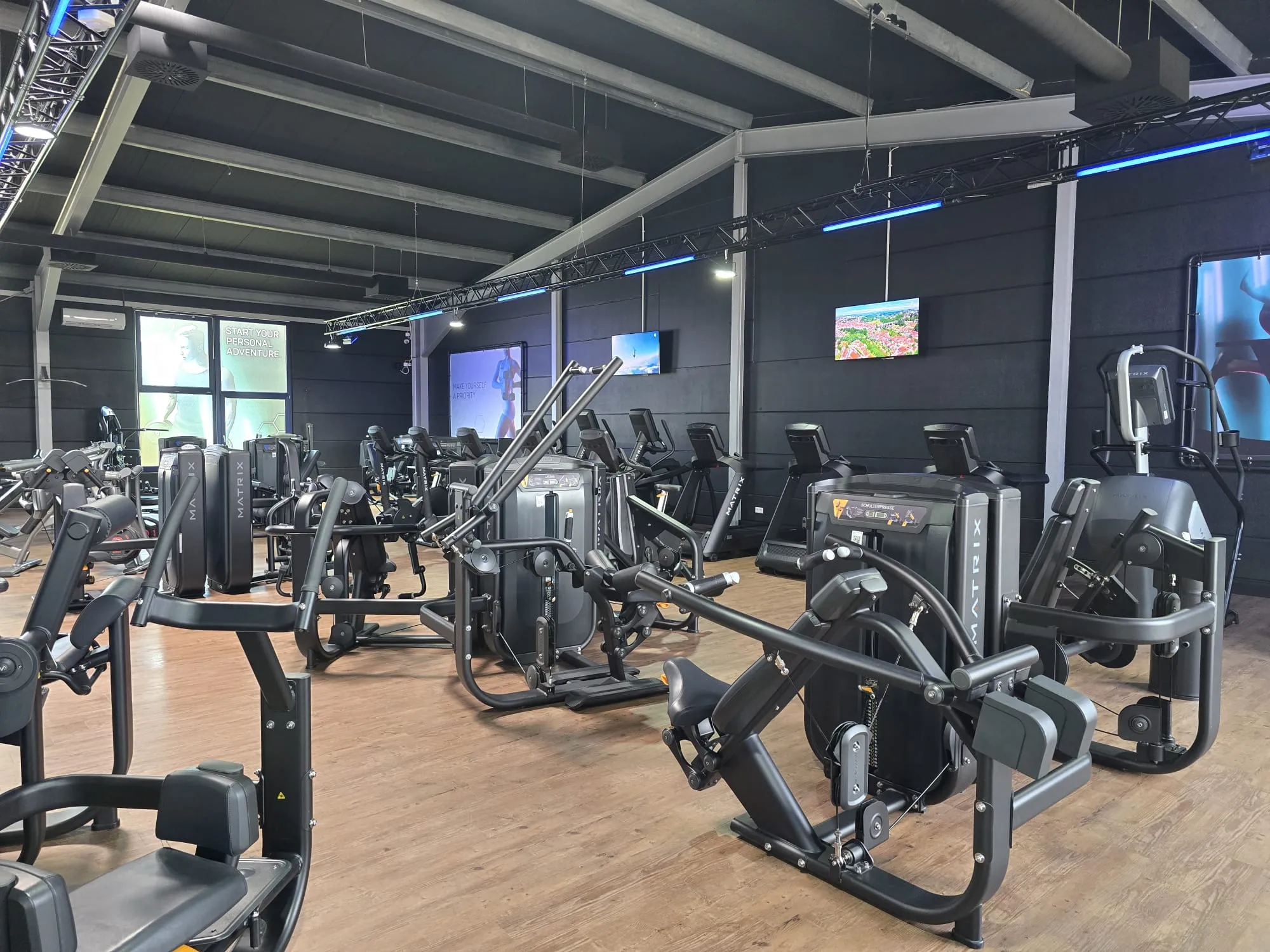 Revive Universal Gym UG - Fitnessstudio - Fitnessstudio